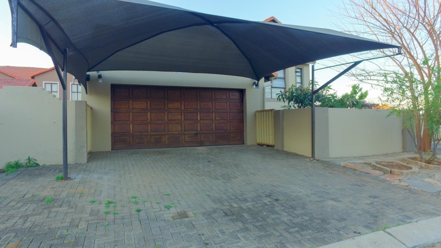 5 Bedroom Property for Sale in Waterkloof East North West